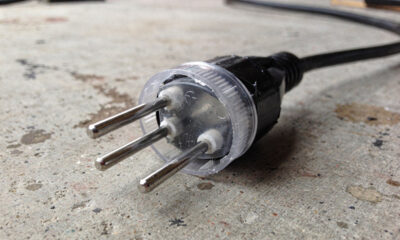 Eletricistas usam truque simples para reaproveitar tomada danificada