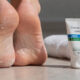Como acabar com pé áspero e deixar os calcanhares macios em casa com uma rotina simples