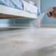 Borrifar vinagre embaixo da cama: para que serve e por que especialistas recomendam