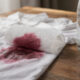 Como eliminar mancha de vinho tinto na roupa de maneira profissional gastando quase nada
