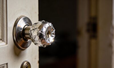 Colocar papel-alumínio na maçaneta da porta: por que esse truque é recomendado