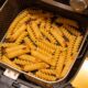 Quando testei o salgadinho de macarrão na airfryer, descobri que um detalhe no preparo faz toda a diferença na crocância