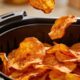 Com apenas uma batata-doce e um tempero rápido, você faz chips crocantes e perfeitos para beliscar
