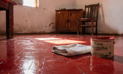 A cera vermelha no chão que marcava o dia da limpeza