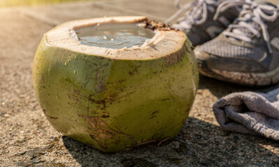 O que faz a água de coco ser vista como uma bebida viva para o atleta