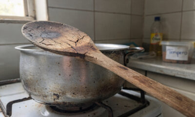 Colher de pau na cozinha parece inofensiva, mas pode esconder riscos sérios