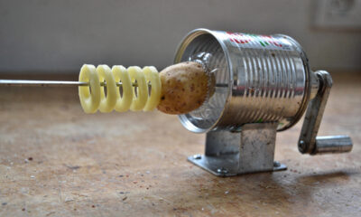 Uma lata comum vira um cortador de batata que impressiona