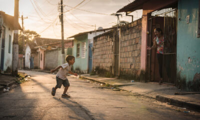 Brincar até escurecer e só voltar ao ouvir a mãe chamar no portão