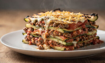Grelhe a abobrinha e faça uma lasanha leve, firme e suculenta com carne moída e muito queijo