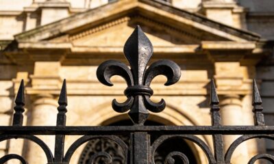 Flor-de-lis ornamental carrega um gesto de respeito e nobreza que atravessa gerações