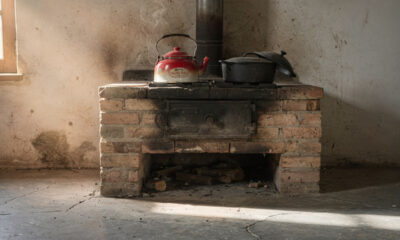 Fogão a lenha e chaleira esmaltada marcaram uma geração
