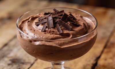 Essa receita de mousse sem forno e sem gelatina vai fazer você nunca mais comer chocolate da mesma forma