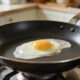 Adeus panela que gruda: esse é o jeito mais fácil de limpar após fritar ovos e preservar o antiaderente