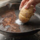Batata com bicarbonato de sódio: o truque simples para tirar ferrugem e gordura da panela sem sofrimento