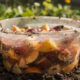 Frutas passadas viram adubo fermentado e ajudam o jardim a crescer mais forte