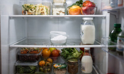 Colocar uma tigela com bicarbonato dentro da geladeira: para que serve e por que é recomendado quando o cheiro começa a misturar