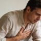 Sentir um aperto no peito sem motivo tem explicação segundo a psicologia