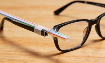 A perna do óculos quebrou e um canudo resolveu melhor do que parecia