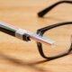 A perna do óculos quebrou e um canudo resolveu melhor do que parecia