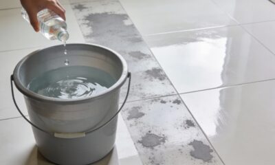 Algumas gotas no balde evitam manchas esbranquiçadas no piso após a limpeza