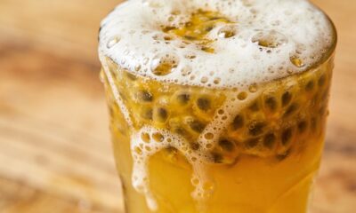 O motivo curioso que faz o suco de maracujá espumar tanto sem coar