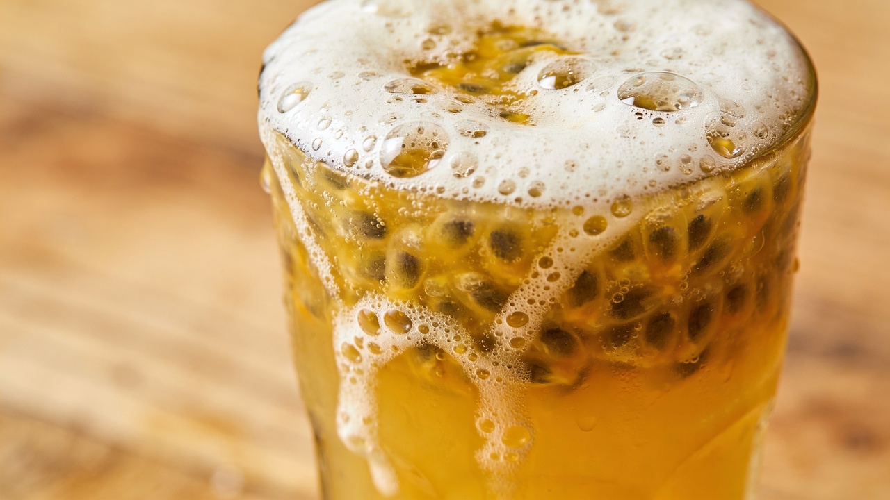 O motivo curioso que faz o suco de maracujá espumar tanto sem coar