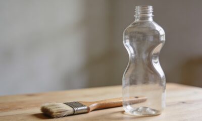 Uma garrafa plástica e um pincel viraram solução prática para pintura