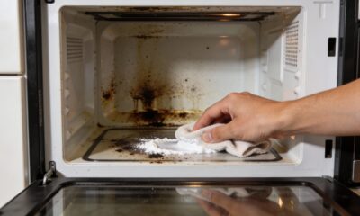 Manter o forno limpo é uma das tarefas que mais se acumulam na rotina doméstica, principalmente em casas onde o eletrodoméstico é usado com frequência. Respingos de molhos, gordura queimada e restos de alimentos aderem às paredes internas, tornando a limpeza com métodos comuns mais desafiadora e incentivando a busca por alternativas simples, econômicas e menos agressivas, como o uso do bicarbonato de sódio.