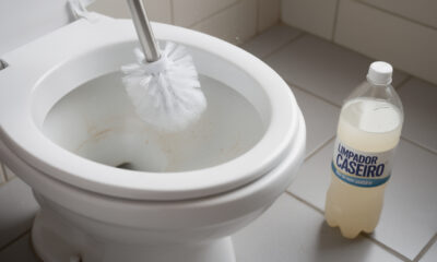 Despeje essa bebida popular no vaso sanitário. Em quinze minutos, o vaso limpo como um novo