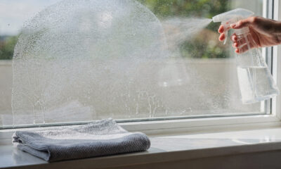 Este limpador de vidros caseiro surpreendente deixa o espelho brilhando como se fosse novo