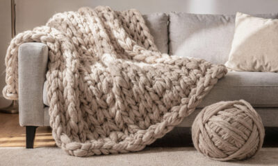 Faça você mesmo a melhor manta feita com as mãos e transforme o visual da sua sala em minutos