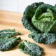 Benefícios importantes do couve para a saúde e quem precisa ter cuidado ao consumir