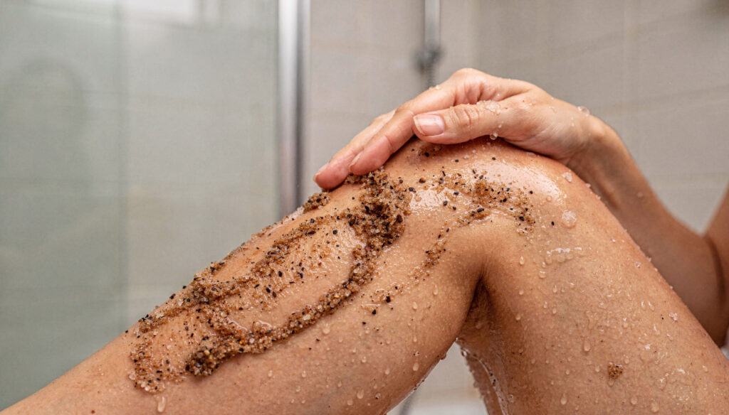 Misturar café com açúcar na pele: para que serve e por que recomendam esse esfoliante caseiro popular