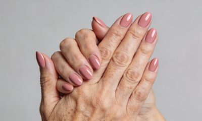 Estas são as poderosas cores de esmalte que rejuvenescem as mãos e valorizam sua pele