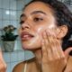 Misture 2 itens da cozinha e tenha o esfoliante caseiro para o rosto mais potente de todos