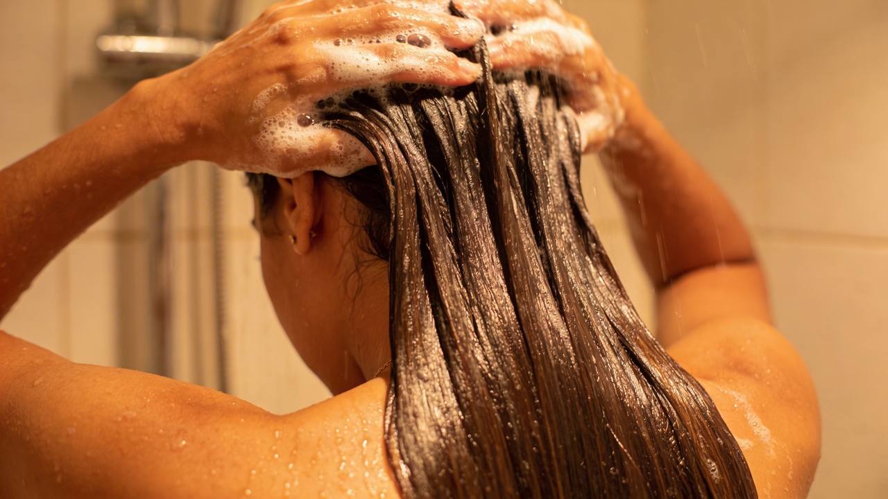 Pare de esfregar o comprimento: o erro comum ao usar shampoo que resseca os fios