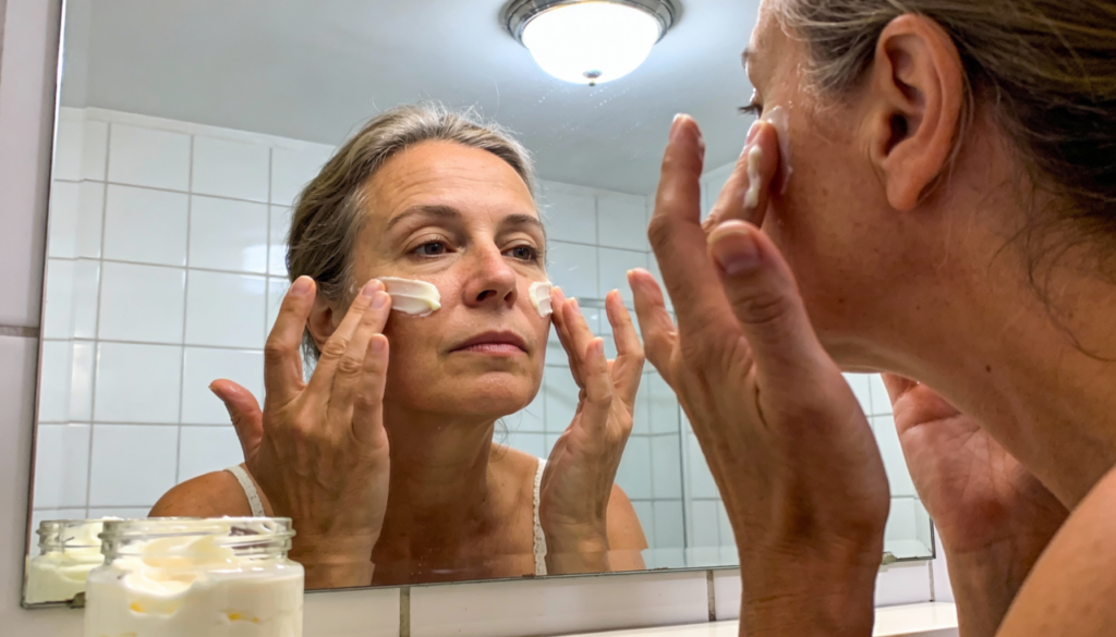 A fórmula perfeita para fazer um creme facial com babosa que estimula colágeno e renova a pele de quem tem 40+