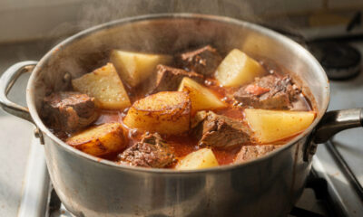 Receita de picadinho com batata que deixa a carne macia e é feito em uma panela só