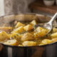 Não cozinhe batata só na água: o jeito melhor que deixa a batata muito mais saborosa