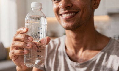 Você pode estar bebendo a quantidade de água por dia totalmente errada para sua idade