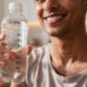Você pode estar bebendo a quantidade de água por dia totalmente errada para sua idade