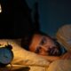 O que significa acordar várias vezes durante a noite, segundo a psicologia