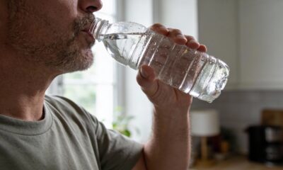 Os erros ao beber água que muita gente comete e acabam colocando a saúde em risco