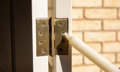 Esfregue uma vela branca nas dobradiças da porta, você vai se agradecer nos próximos dias