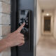 Fechadura digital com senha traz mais praticidade no dia a dia e muda a rotina de quem entra e sai de casa