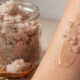 O melhor esfoliante corporal caseiro que deixa a pele de seda em poucos minutos