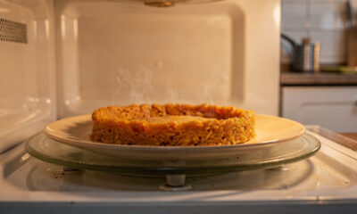 Uso correto do micro-ondas: por que ele esquenta o prato e como fazer a comida aquecer por igual