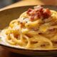 Esta carbonara rende 6 porções, usa poucos ingredientes e alcança cremosidade sem creme de leite