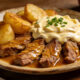 Corte a carne em tirinhas, asse algumas batatas e faça uma refeição completa com creme de queijo irresistível