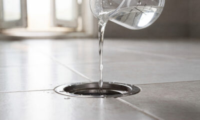 Adeus cheiro de esgoto: água sanitária no ralo pode ajudar na limpeza e na desinfecção do banheiro